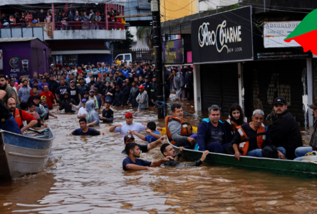 Pessoas sendo resgatadas das enchentes